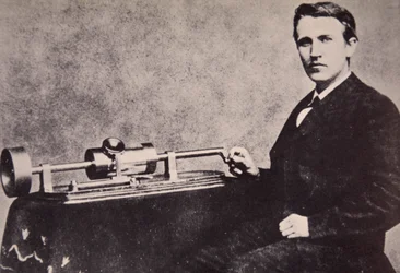 Thomas A. Edison seduto accanto alla sua invenzione, il fonografo, 1878